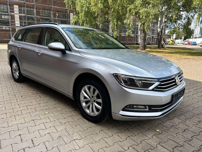 Silber Gebraucht 2018 VW Passat Comfortline Kombi | 13.999 € (Fairer Preis) - Bild 1/4