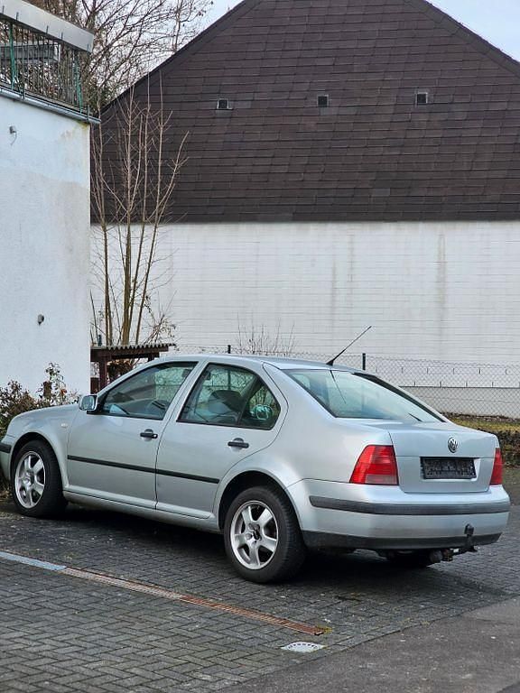 Grau Gebraucht 2003 VW Bora Highline Limousine | 2.250 € (Fairer Preis) - Bild 1/4
