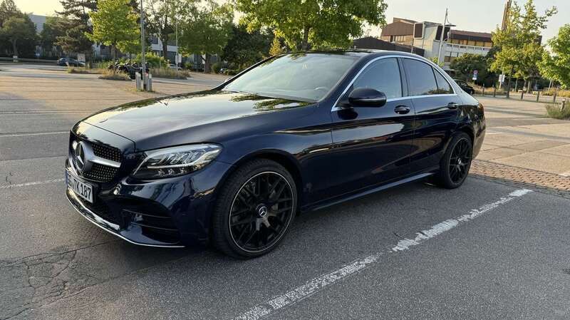 Blau Gebraucht 2018 Mercedes C300 AMG line Limousine | 25.000 € (Fairer Preis) - Bild 1/4