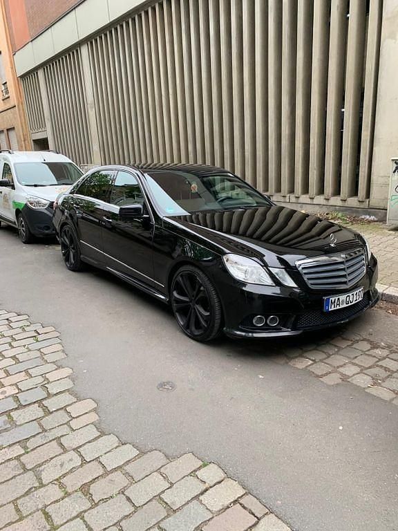 Schwarz Gebraucht 2010 Mercedes E350 AMG Limousine | 8.600 € (Superpreis) - Bild 1/4