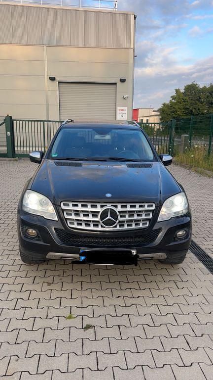 Schwarz Gebraucht 2010 Mercedes ML300 SUV | 13.500 € - Bild 1/4