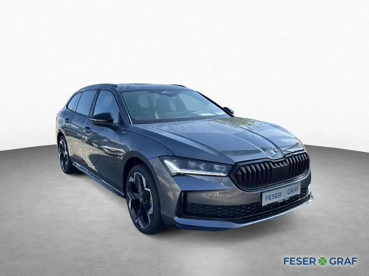 Neu Skoda Superb SportLine 150 PS (110 kW) 2026 Graphitegrau metallic Kombi