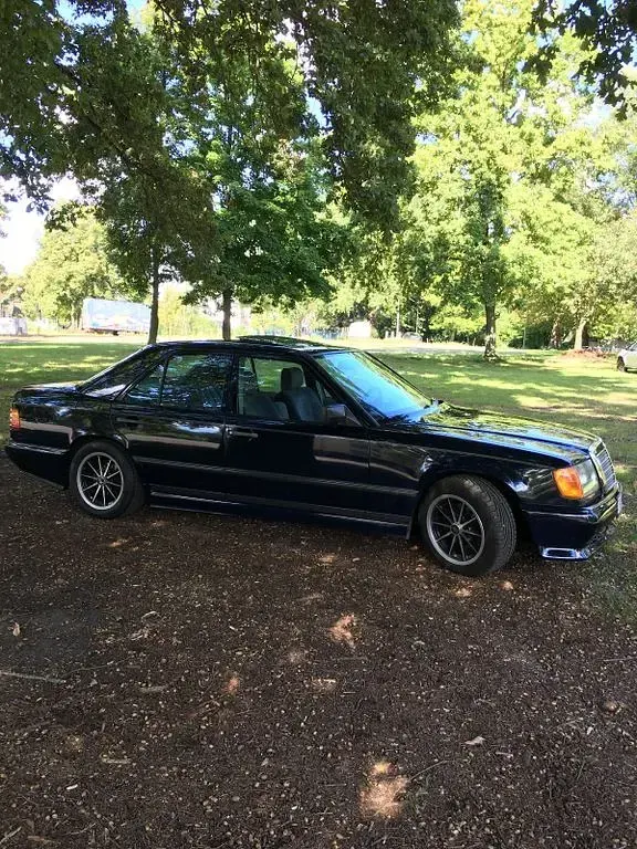 Gebraucht Mercedes 230 136 PS (100 kW) 1986 Blau Limousine