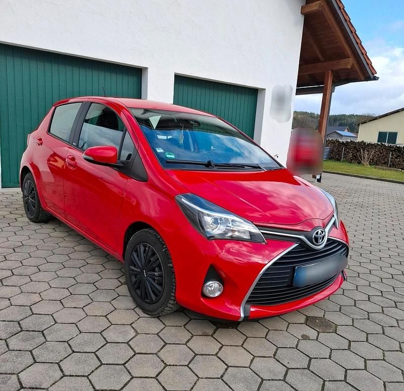 Gebraucht Toyota Yaris 99 PS (72 kW) 2016 Rot Kleinwagen