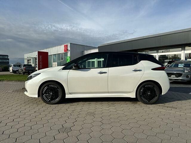 Gebraucht Nissan Leaf N-Connecta 110 kW (150 PS) 2023 Pearl white/black Kleinwagen