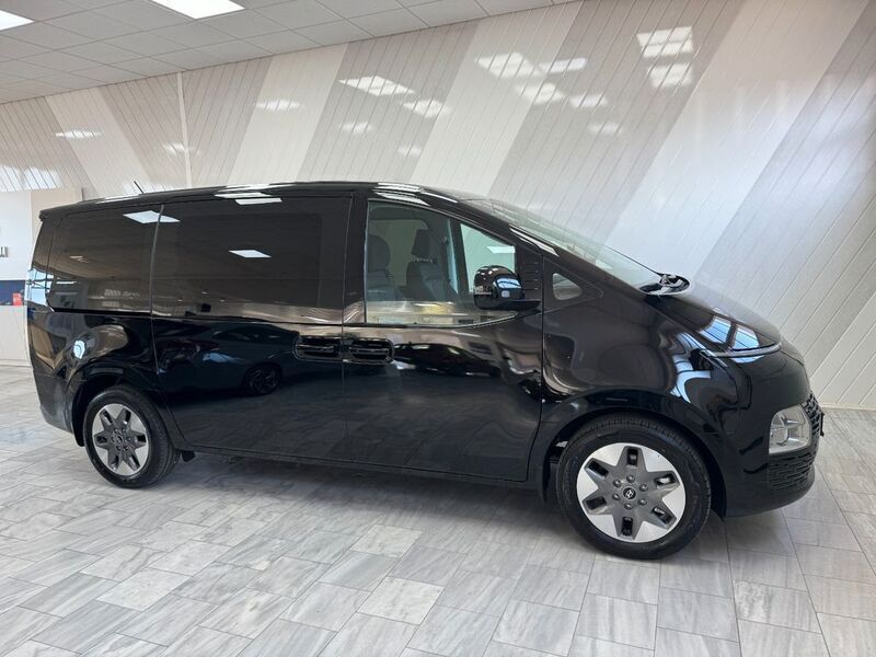 Abyss black Neu 2024 Hyundai Staria Trend Van | 45.950 € - Bild 1/4