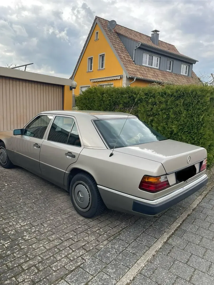 Second-hand Mercedes E250 90 CP (66 kW) 1992 Berlinǎ