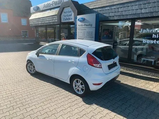 Gebraucht Ford Fiesta 92 PS (67 kW) 2017 Weiß Kleinwagen