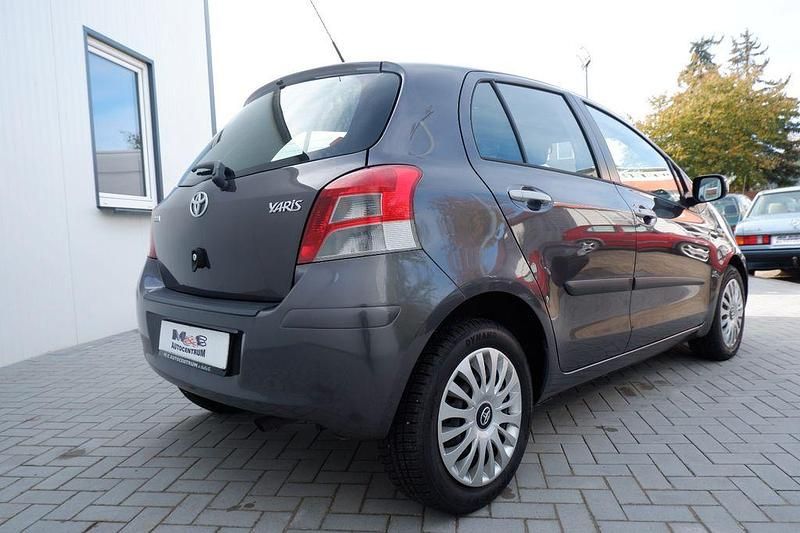 Gebraucht Toyota Yaris 101 PS (74 kW) 2010 Grau Limousine