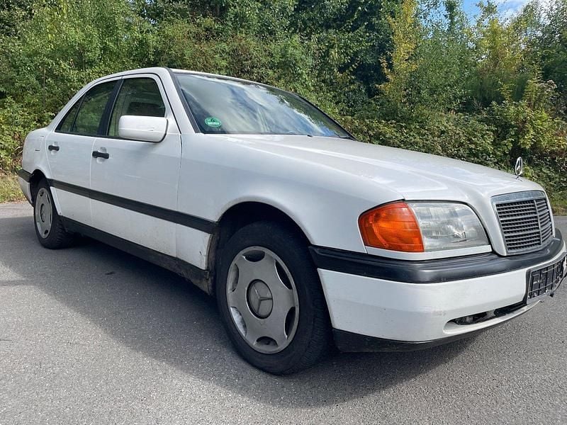 Gebraucht Mercedes C180 122 PS (89 kW) 1996 Weiß Limousine