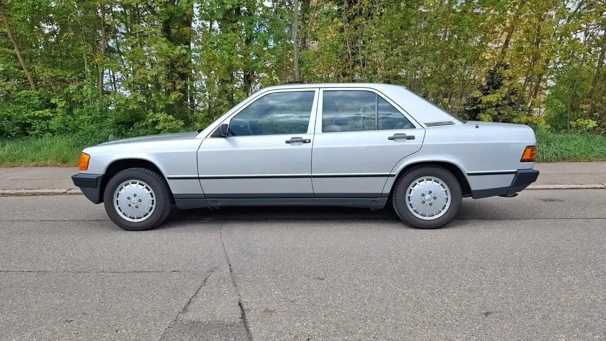 Gebraucht Mercedes 190 72 PS (52 kW) 1984 Silber Limousine