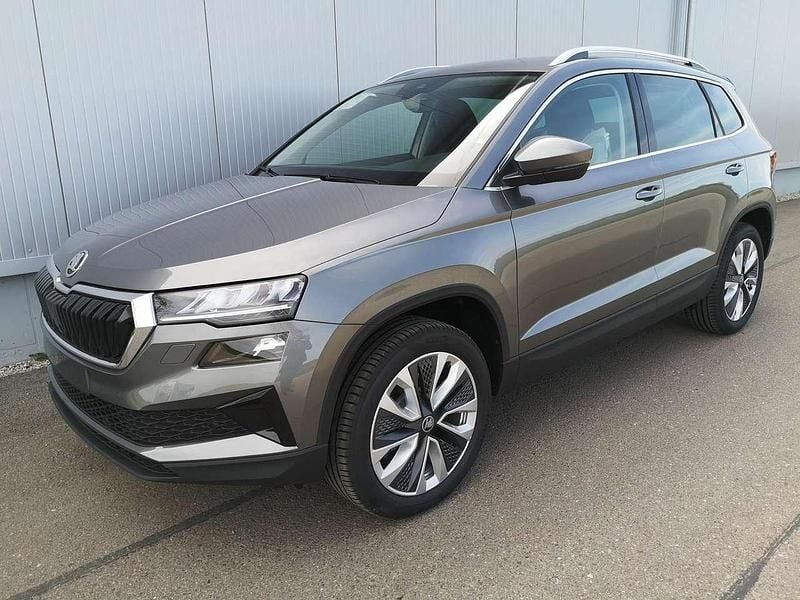 Graphitgrau metallic Neu 2025 Skoda Karoq Selection SUV | 40.090 € (Fairer Preis) - Bild 1/4