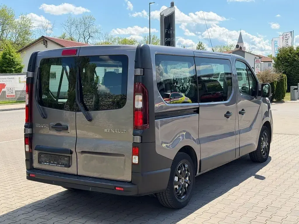 Gebraucht Renault Trafic Expression 145 PS (106 kW) 2018 Grau Van / Kleinbus