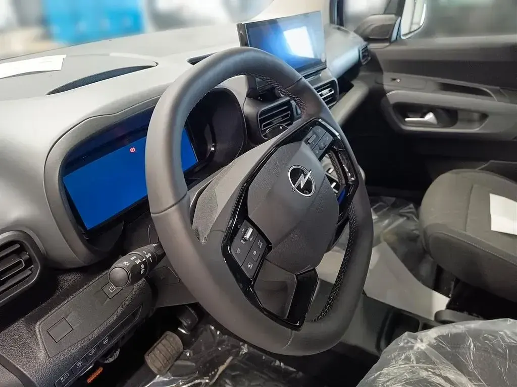 Neu Opel Combo-e Life 100 kW (136 PS) 2025 Schwarz Van / Kleinbus