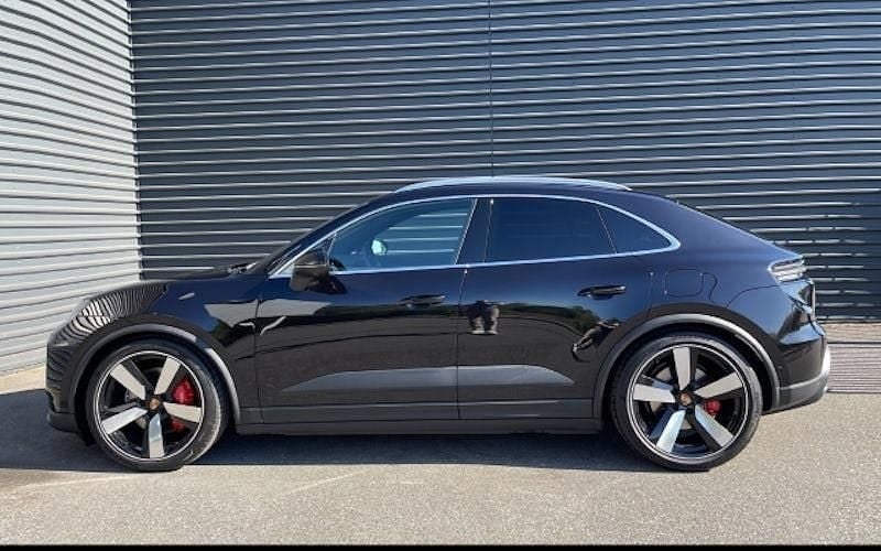 Gebraucht Porsche Macan 380 kW (517 PS) 2025 Tiefschwarzmetallic SUV