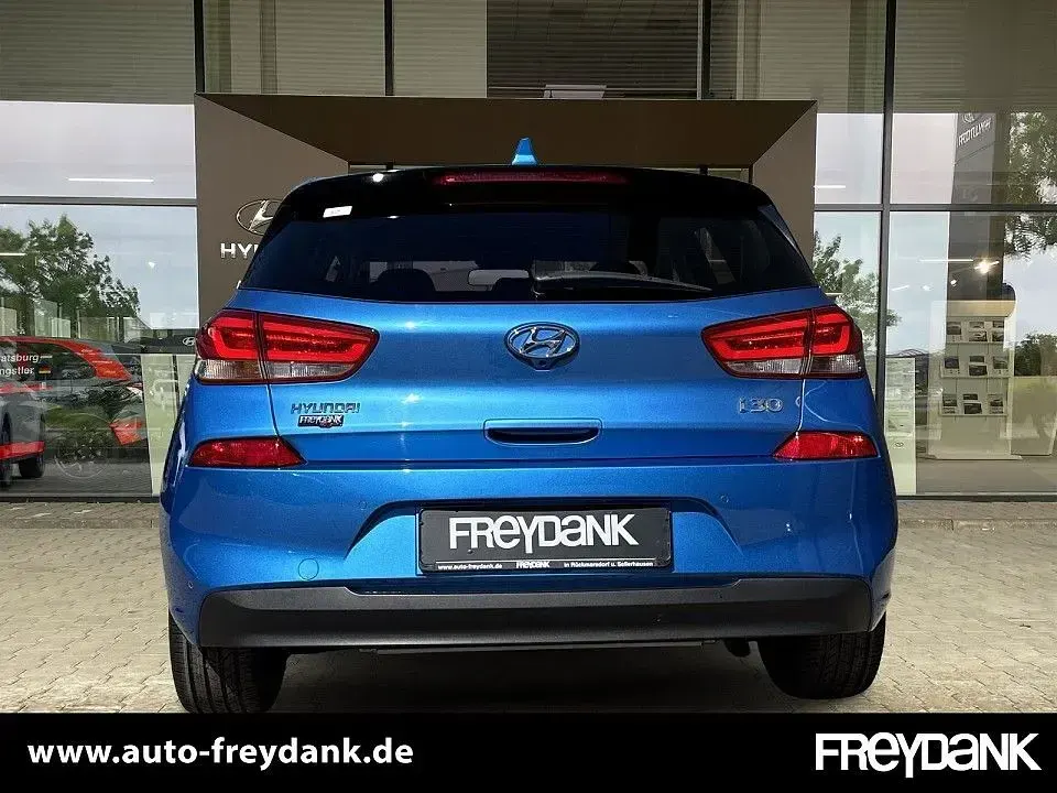 Gebraucht Hyundai i30 Style 120 PS (88 kW) 2018 Ara blue Limousine