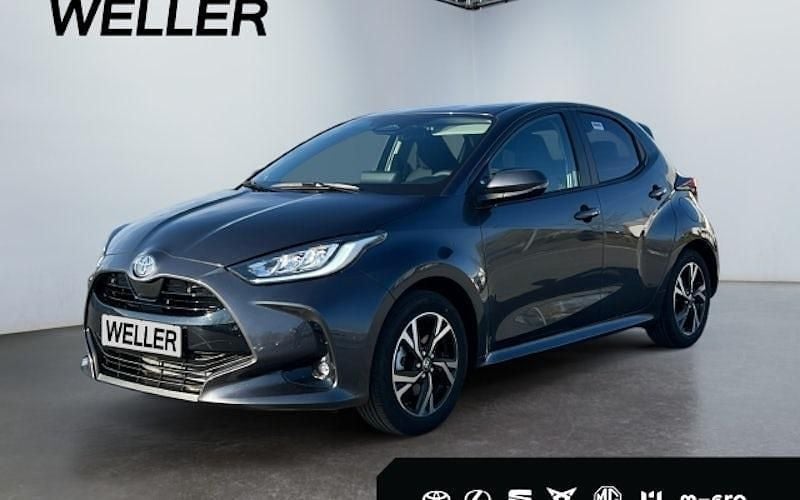 Grau Neu 2025 Toyota Yaris Hybrid Comfort Limousine | 25.825 € (Fairer Preis) - Bild 1/4