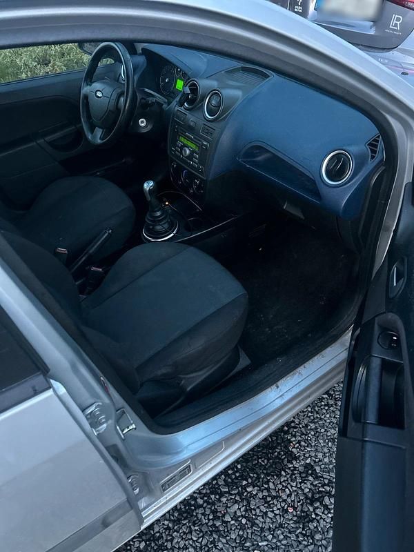 Gebraucht Ford Fiesta 69 PS (50 kW) 2007 Weiß Kleinwagen