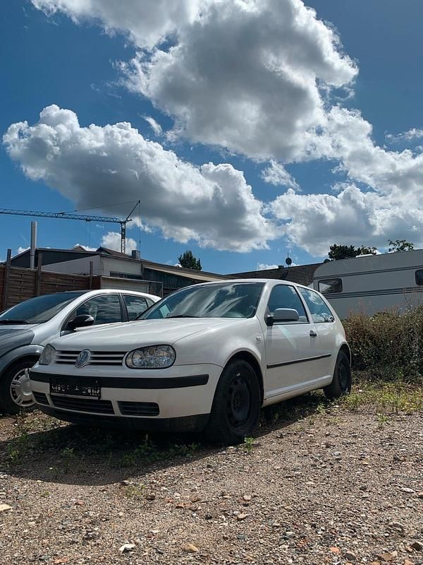 Weiß Gebraucht 1999 VW Golf IV Kleinwagen | 800 € (Guter Preis) - Bild 1/4