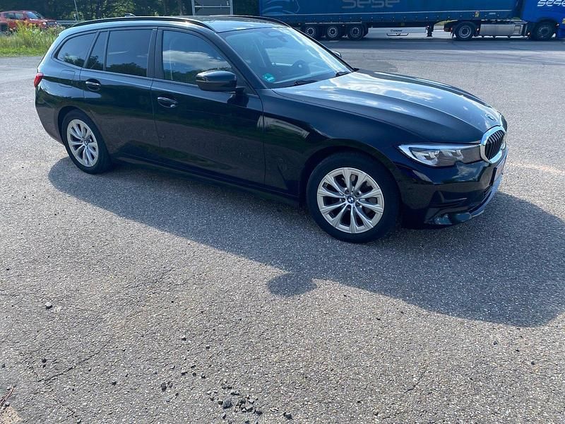 Schwarz Gebraucht 2020 BMW 320 Kombi | 22.900 € (Etwas zu teuer) - Bild 1/4