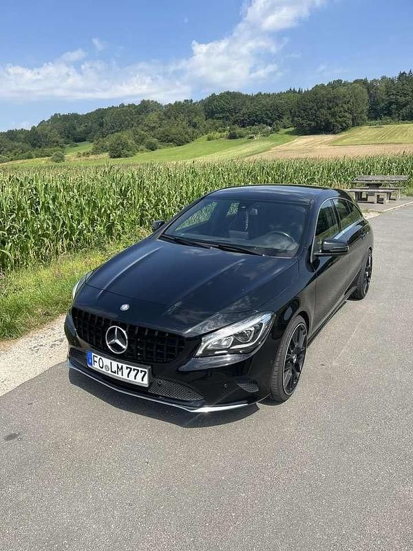 Schwarz Gebraucht 2017 Mercedes CLA180 Shooting Brake Urban Kombi | 13.900 € (Fairer Preis) - Bild 1/4