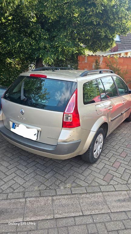 Beige Gebraucht 2005 Renault Mégane II Dynamique Limousine | 1.680 € (Fairer Preis) - Bild 1/4