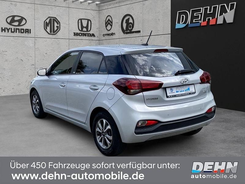 Gebraucht Hyundai i20 Trend 101 PS (74 kW) 2020 Silber Limousine