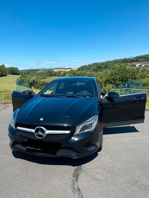Schwarz Gebraucht 2013 Mercedes CLA200 Coupé | 14.500 € (Guter Preis) - Bild 1/4