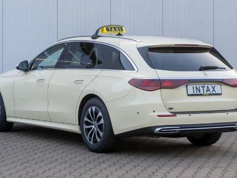 Gebraucht Mercedes E200 163 PS (119 kW) 2026 Hellelfenbein Kombi