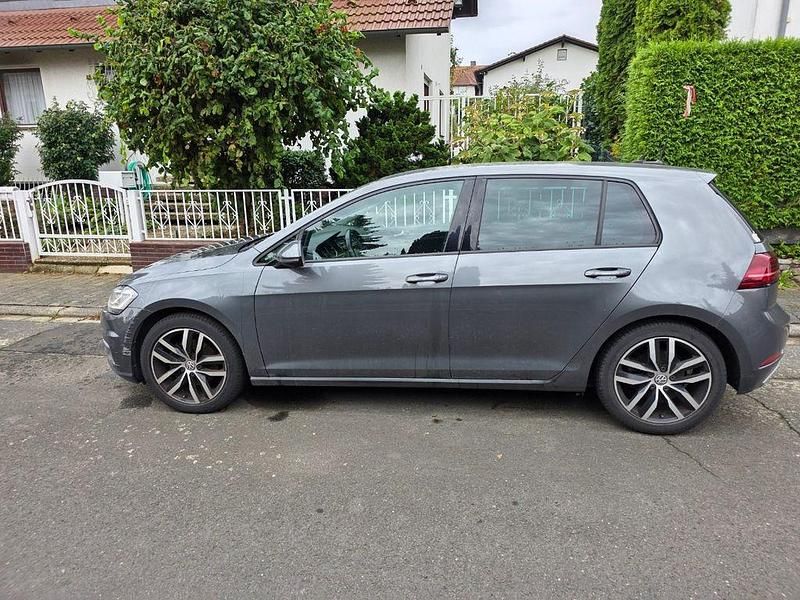 Grau Gebraucht 2018 VW Golf VII Highline Limousine | 17.000 € (Fairer Preis) - Bild 1/4