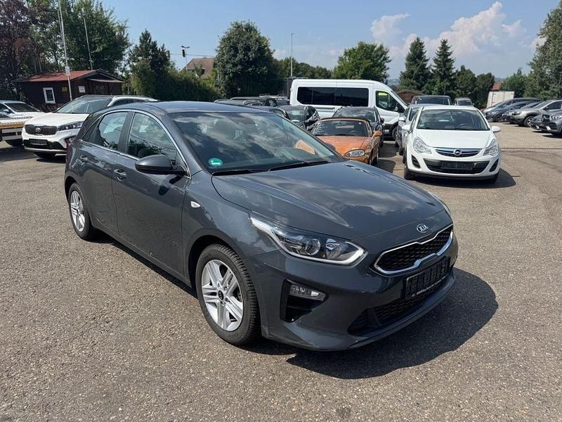 Grau Gebraucht 2020 Kia Ceed Limousine | 8.490 € (Superpreis) - Bild 1/4