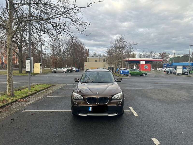 Braun Gebraucht 2011 BMW X1 SUV | 10.850 € (Fairer Preis) - Bild 1/4