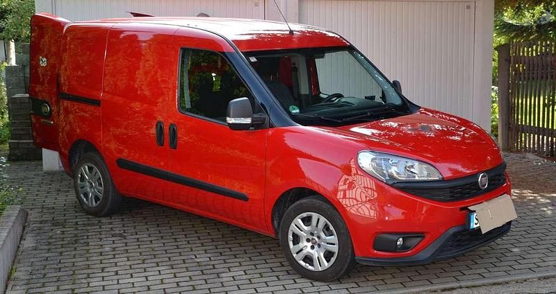 Rot Gebraucht 2017 Fiat Doblò Van / Kleinbus | 7.900 € (Fairer Preis) - Bild 1/4