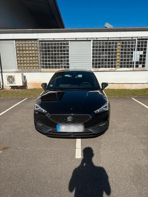 Schwarz Gebraucht 2021 Seat Leon FR-Line Kleinwagen | 20.999 € (Etwas zu teuer) - Bild 1/4