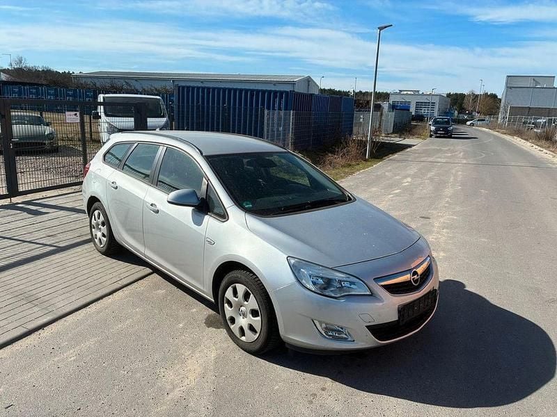 Gebraucht Opel Astra Edition 140 PS (102 kW) 2012 Silber Kombi