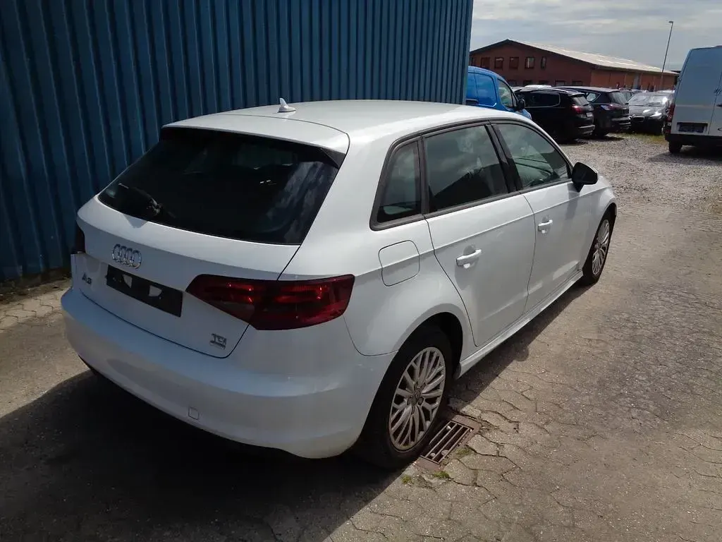 Gebraucht Audi A3 Attraction 110 PS (80 kW) 2015 Weiß Limousine