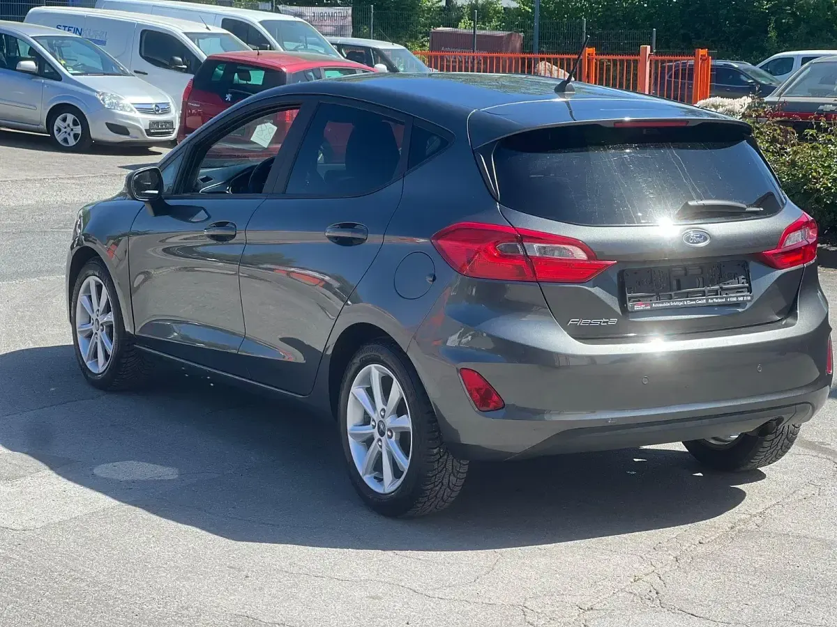 Gebraucht Ford Fiesta Cool & Connect 101 PS (74 kW) 2017 Grau Kleinwagen