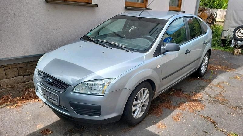 Używany Ford Focus Trend 101 KM (74 kW) 2005 Srebrny Sedan/Limuzyna