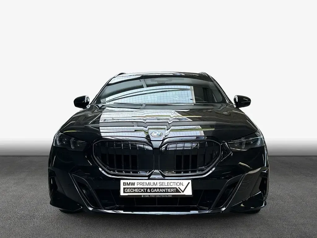 Gebraucht BMW 540 Performance 286 PS (210 kW) 2025 Black sapphire metallic Kombi