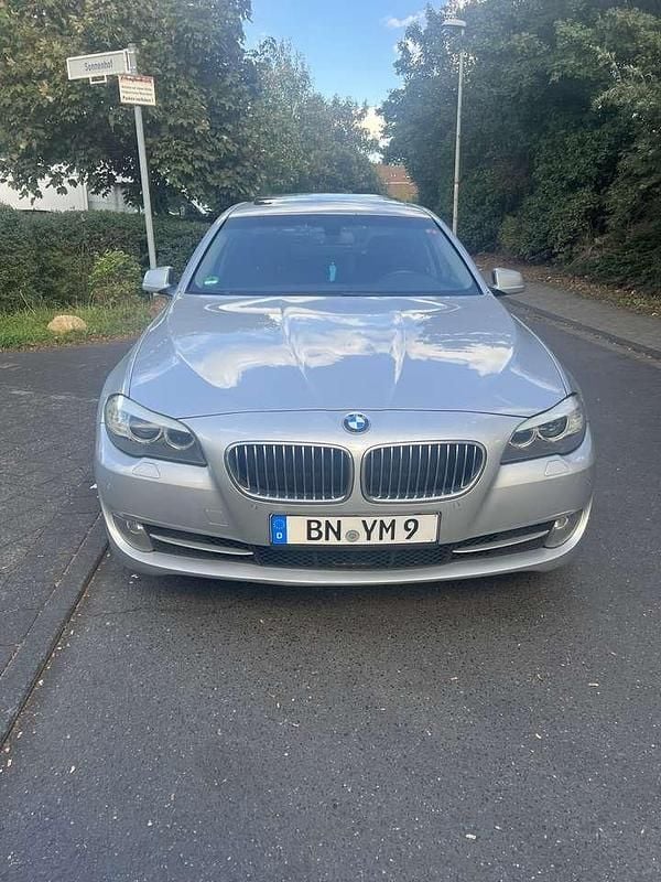 Silber Gebraucht 2012 BMW 520 Efficient Dynamics Limousine | 10.199 € (Fairer Preis) - Bild 1/4