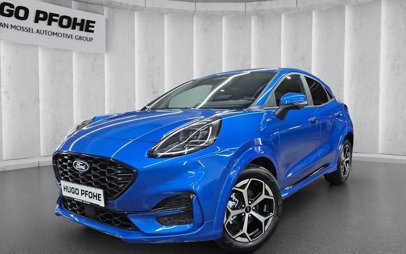 Desert island blue (blau metallic) Neu 2025 Ford Puma Gen-E ST-Line SUV | 26.950 € - Bild 1/4