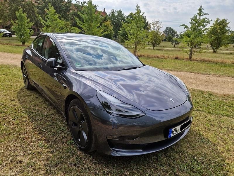 Grau Gebraucht 2021 Tesla Model 3 Long Range AWD Limousine | 25.900 € (Superpreis) - Bild 1/4