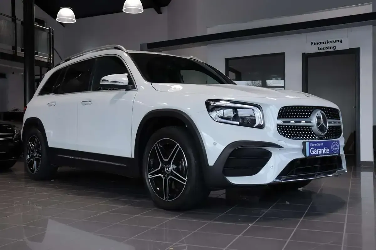 Gebraucht Mercedes GLB200 AMG line 163 PS (119 kW) 2020 Digitalweiss  metalliclack SUV
