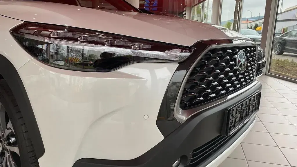 Gebraucht Toyota Corolla Cross Team 152 PS (111 kW) 2025 Platinum white pearl mc. SUV
