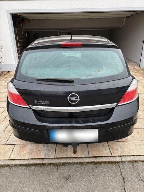 Second-hand Opel Astra 105 CP (77 kW) 2004 Negru Berlinǎ