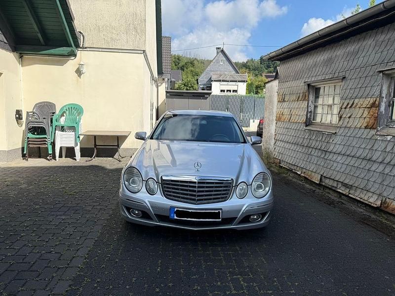 Silber Gebraucht 2008 Mercedes E220 Elegance Limousine | 4.899 € (Fairer Preis) - Bild 1/4