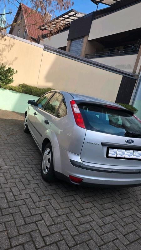 Gebraucht Ford Focus 101 PS (74 kW) 2005 Silber Kleinwagen