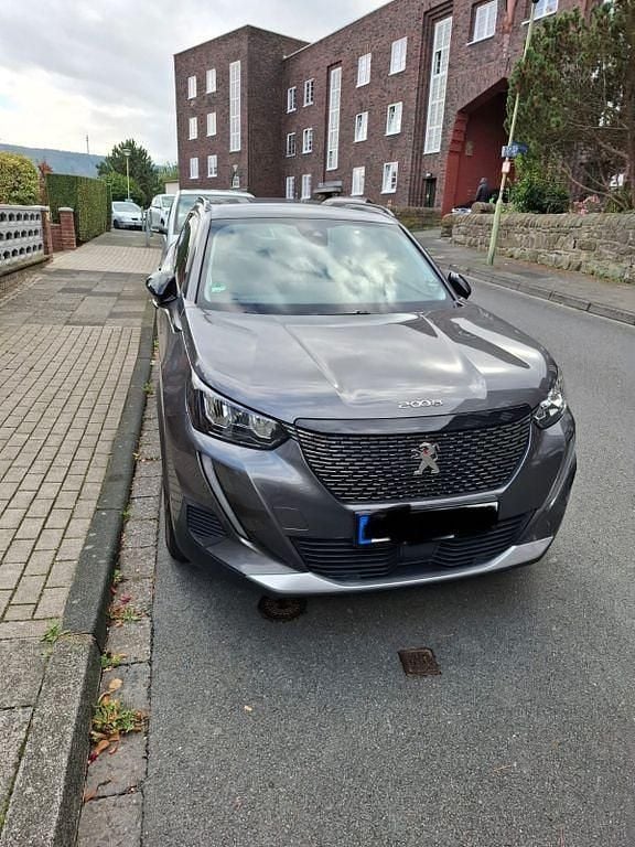 Grau Gebraucht 2023 Peugeot 2008 Allure SUV | 19.999 € (Guter Preis) - Bild 1/4