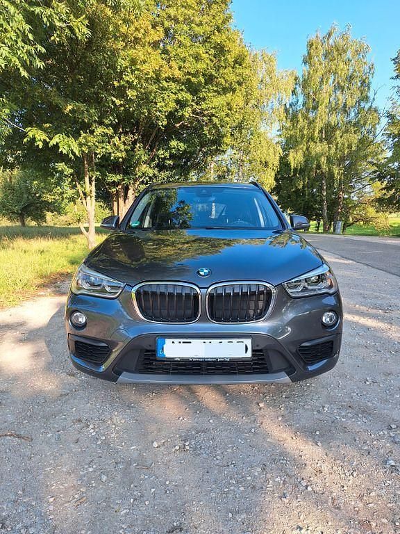 Grau Gebraucht 2019 BMW X1 Advantage SUV | 20.700 € (Fairer Preis) - Bild 1/4