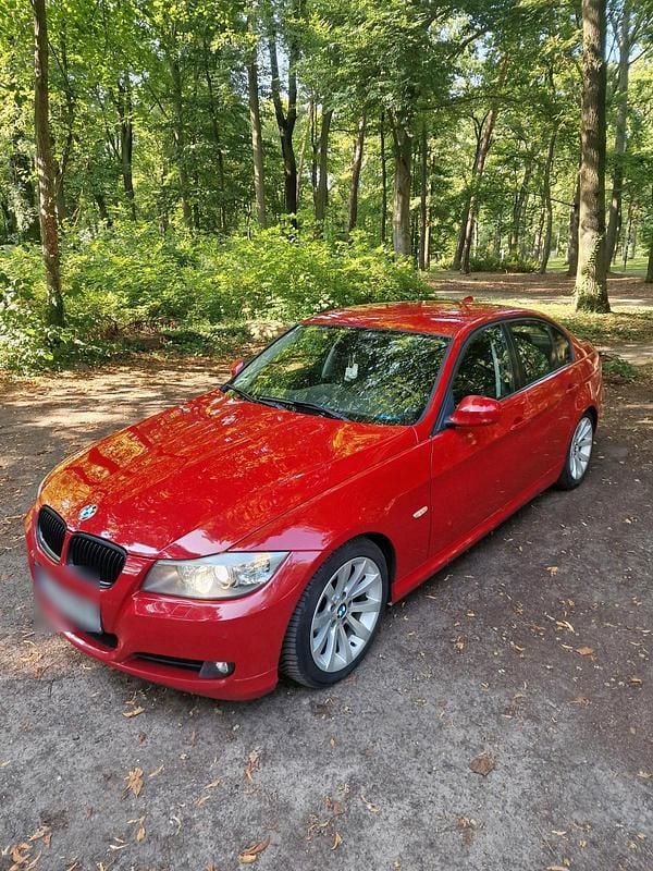 Rot Gebraucht 2011 BMW 320 Limousine | 6.900 € (Fairer Preis) - Bild 1/4